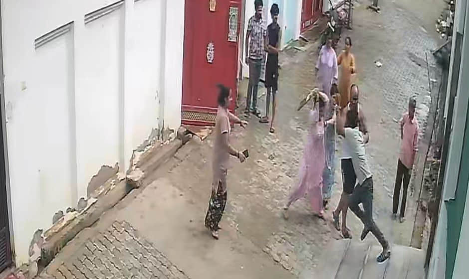 क्रिकेट बैट से युवक पर हमला करती सिपाही की पत्नी