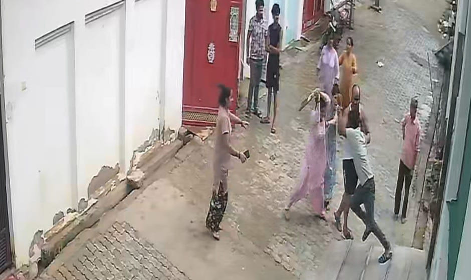 क्रिकेट बैट से युवक पर हमला करती सिपाही की पत्नी