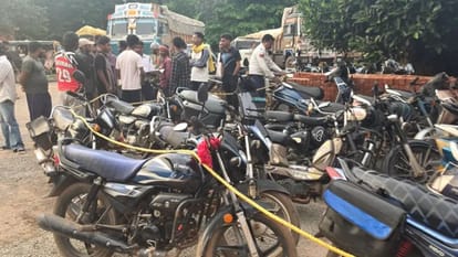 कार्रवाई के बाद गाड़ियों को लाया गया थाने