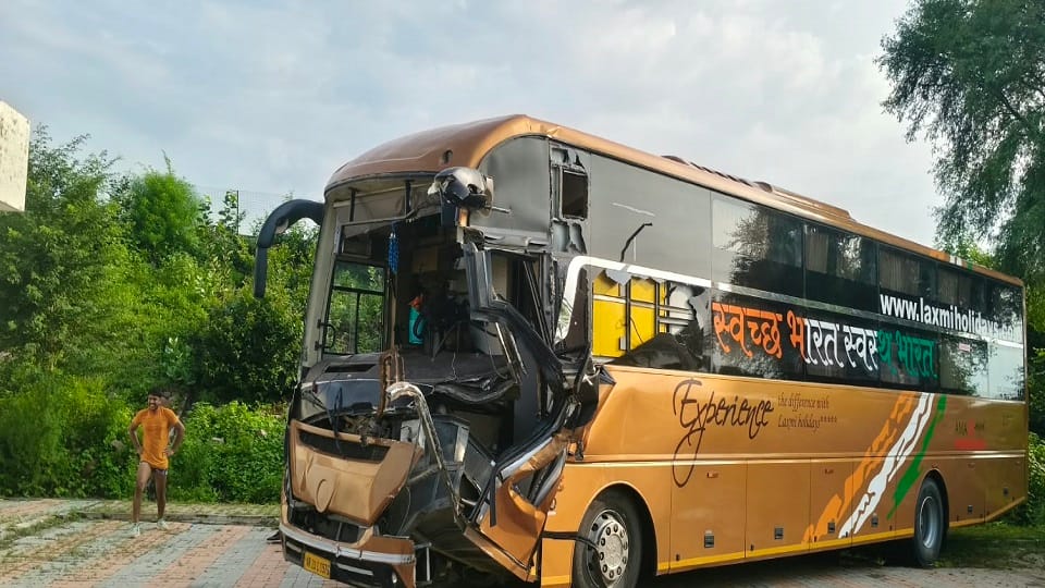 Double-Decker Bus Collides With Truck on Agra-Lucknow Expressway, Conductor Injured