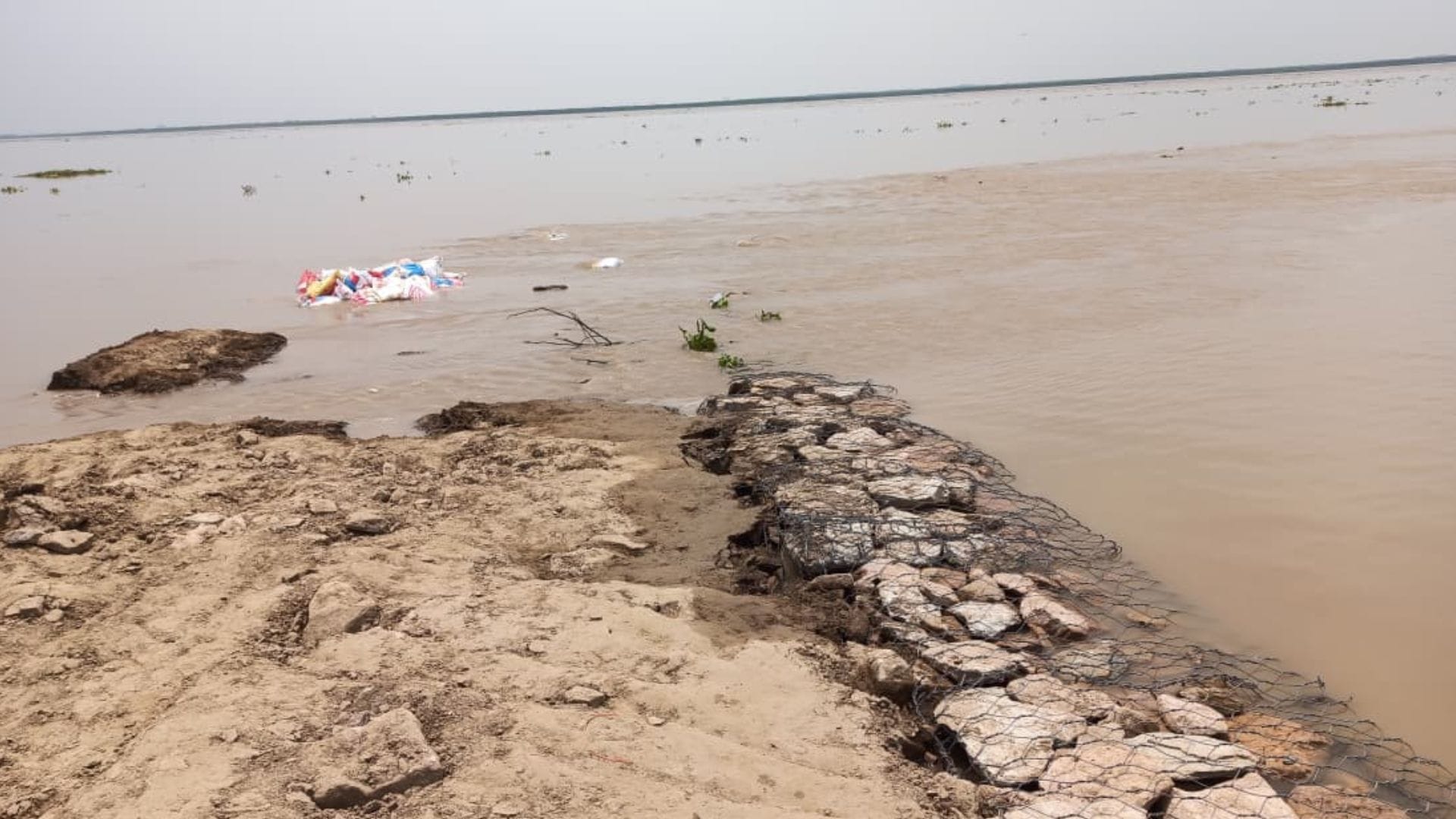 500 houses surrounded floods Ganga flowing one meter above danger point in Ballia Saryu river softening
