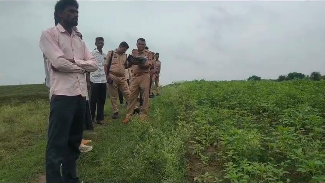 मौके पर मौजूद पुलिस