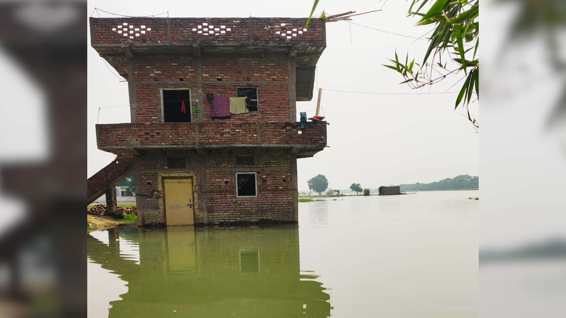 500 houses surrounded floods Ganga flowing one meter above danger point in Ballia Saryu river softening