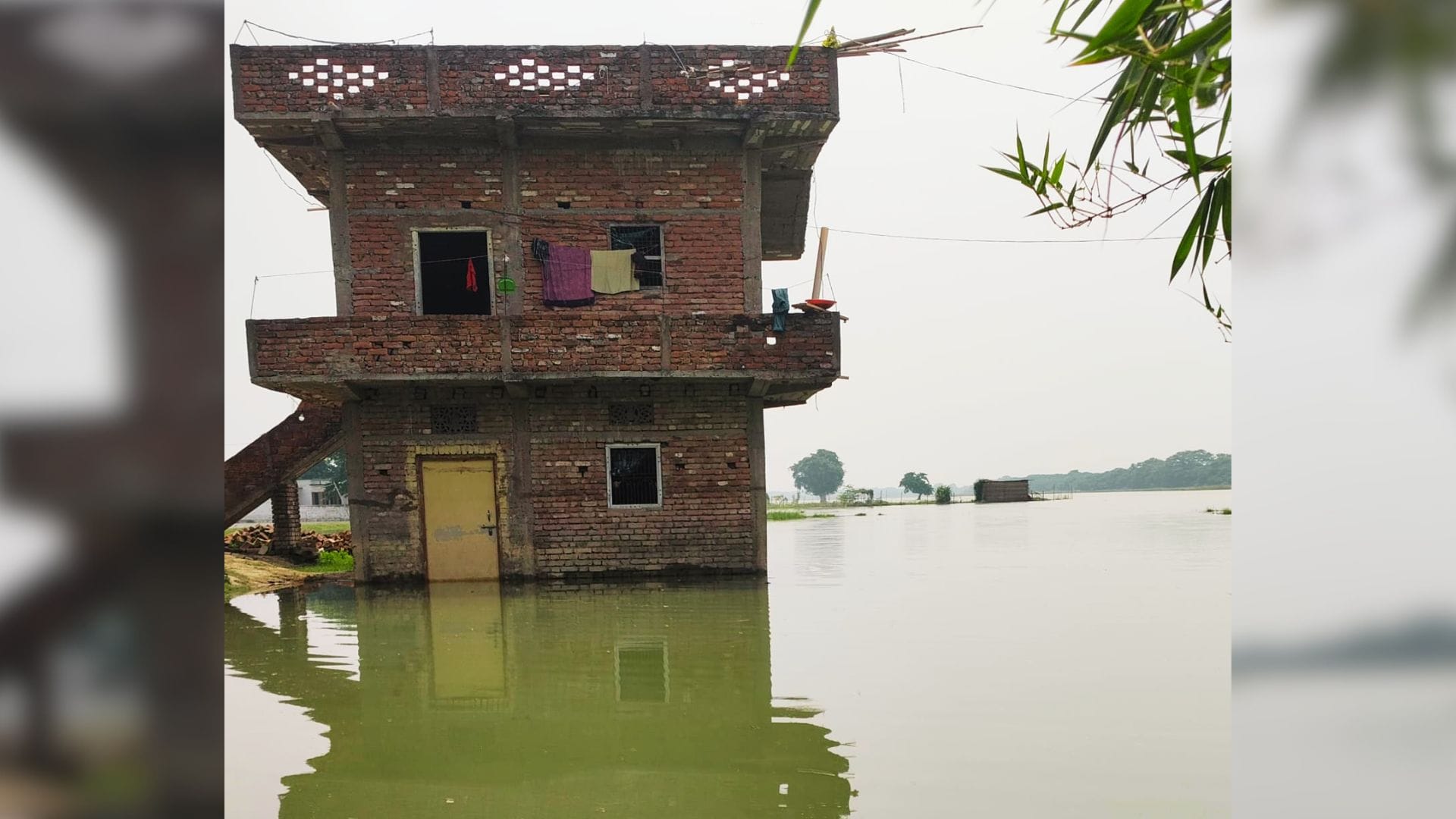 500 houses surrounded floods Ganga flowing one meter above danger point in Ballia Saryu river softening