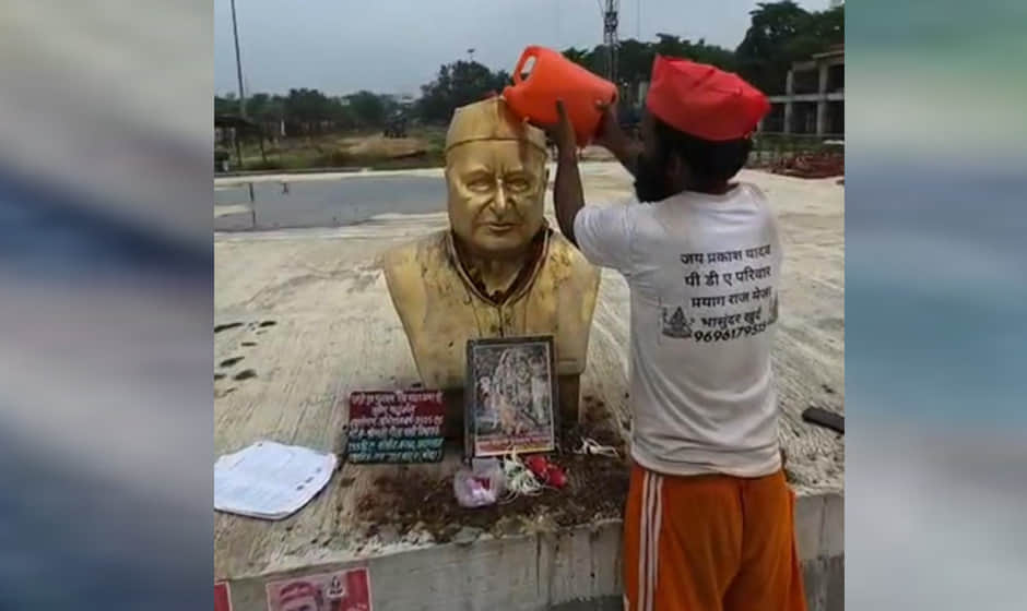 मुलायम सिंह की समाधि पर किया जलाभिषेक