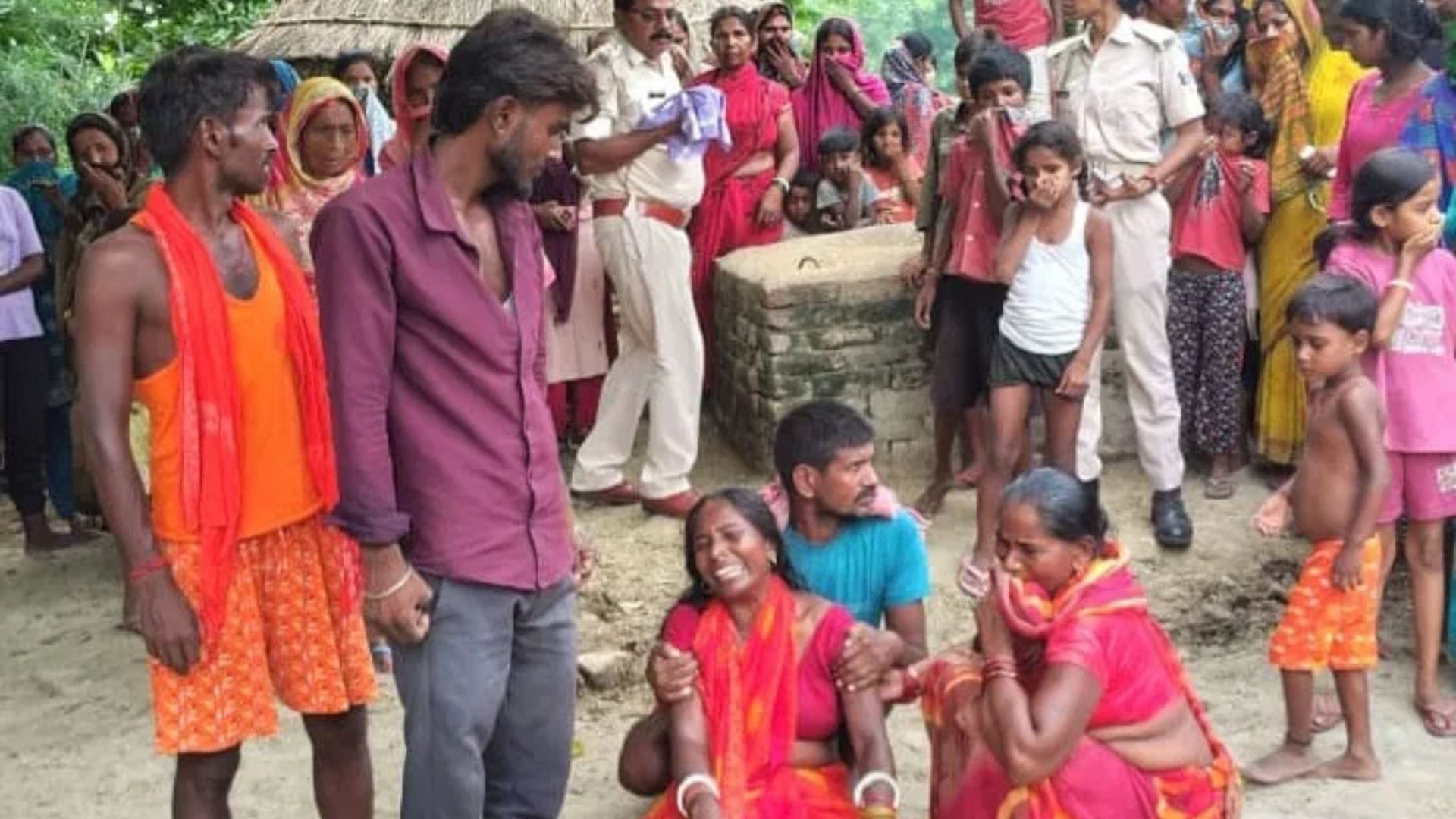 मृतक के रोते बिलखते परिजन