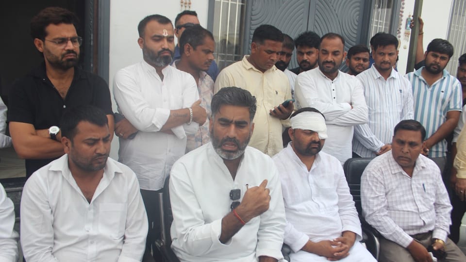 Digvijay Bhati case: Inspector Akhilesh Gaur, who made someone dance at the police station, suspended
