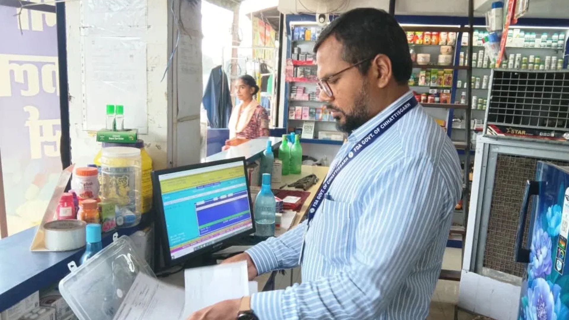 औषधि प्रतिष्ठानों का औचक निरीक्षण करते अधिकारी