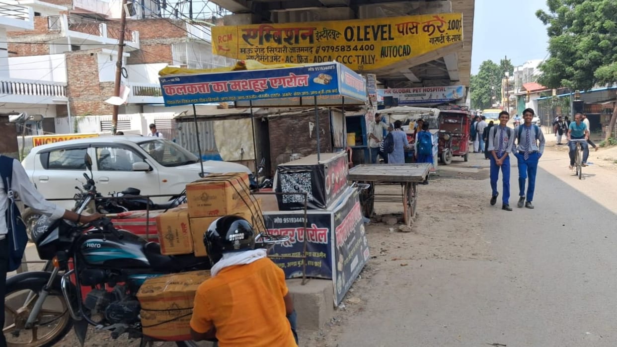 Market of encroachers under overbridge in Azamgarh Setu Nigam set up temporary office and warehouse there
