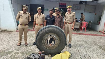 पुलिस गिरफ्त में आरोपी।