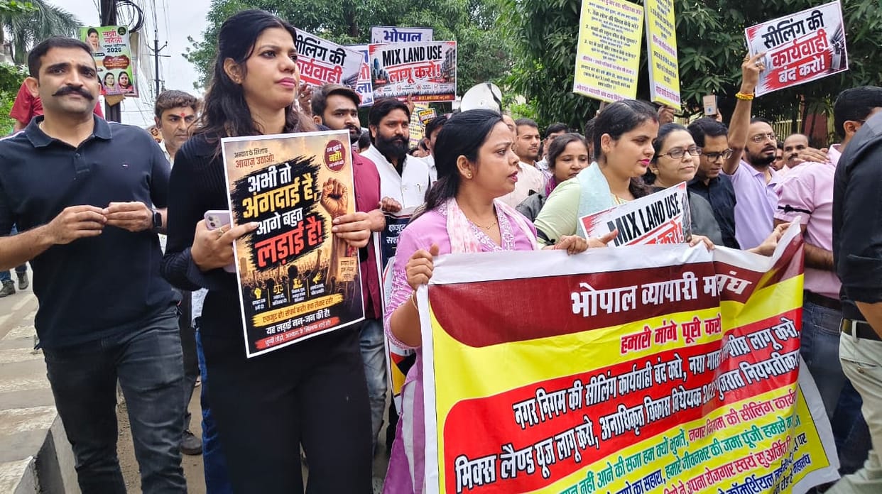 Bhopal: Traders outraged over sealing notices; shut shops in Awadhpuri and took to the streets