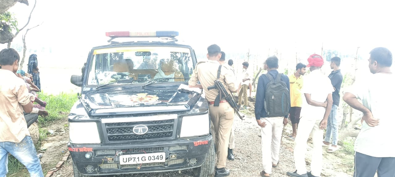 रोड रोलर चालक का शव खेत में मिला