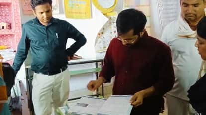 रजिस्टर की जांच करते डीएम।