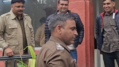 मौके पर पहुंचे पुलिस अधिकारी