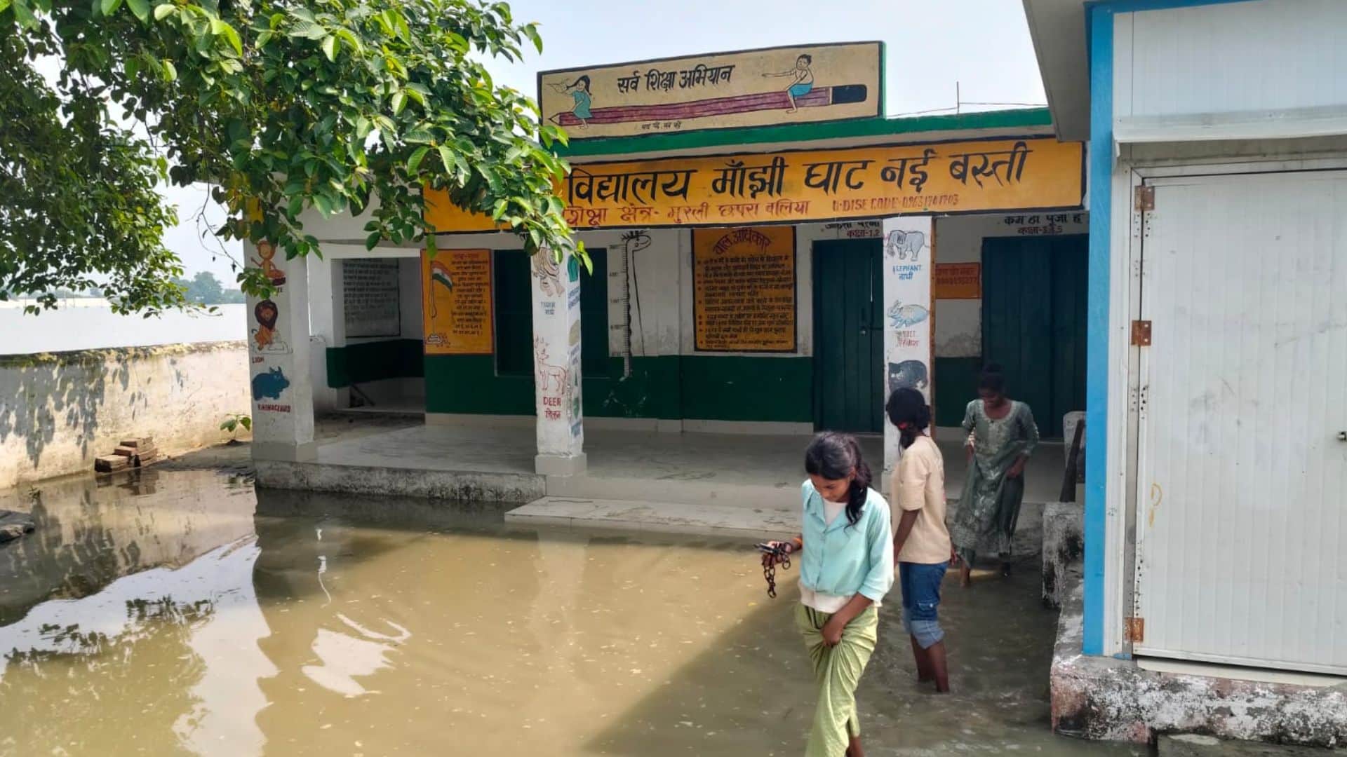 500 houses surrounded floods Ganga flowing one meter above danger point in Ballia Saryu river softening