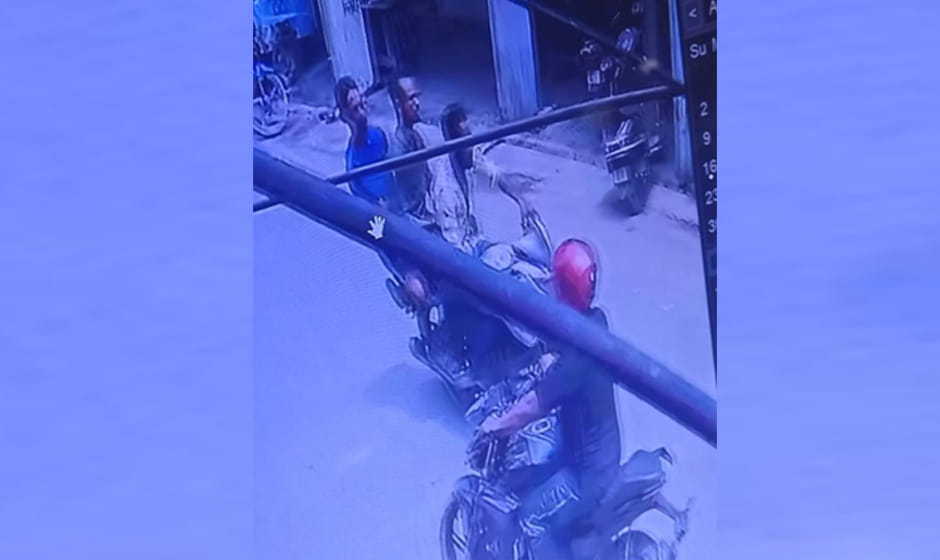 सीसीटीवी फुटेज में कैद बाइक सवा तीन बदमाश