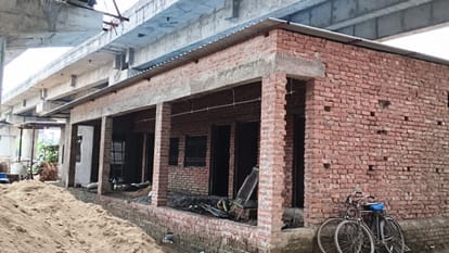 Market of encroachers under overbridge in Azamgarh Setu Nigam set up temporary office and warehouse there