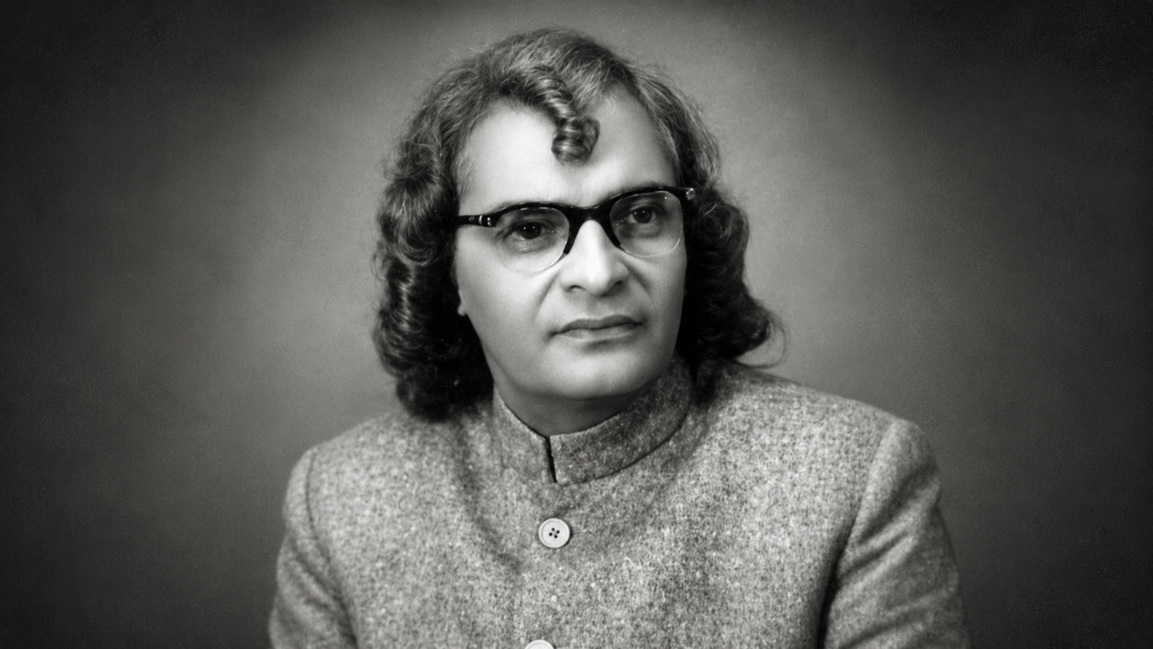 sumitranandan pant hindi kavita dharti ka aangan ithlata