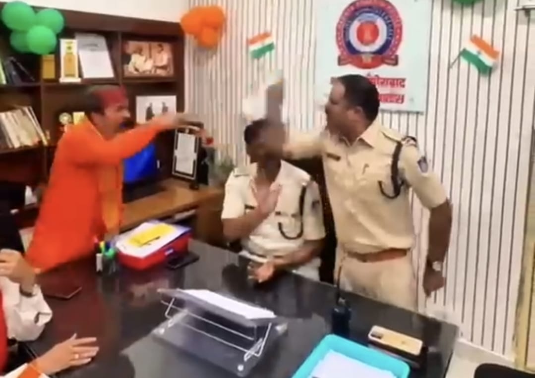 टीआई जहांगीराबाद और हिंदू उत्सव समिति के अध्यक्ष के बीच तीखी बहस
