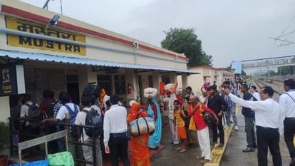टिकट चेक करती टीम।