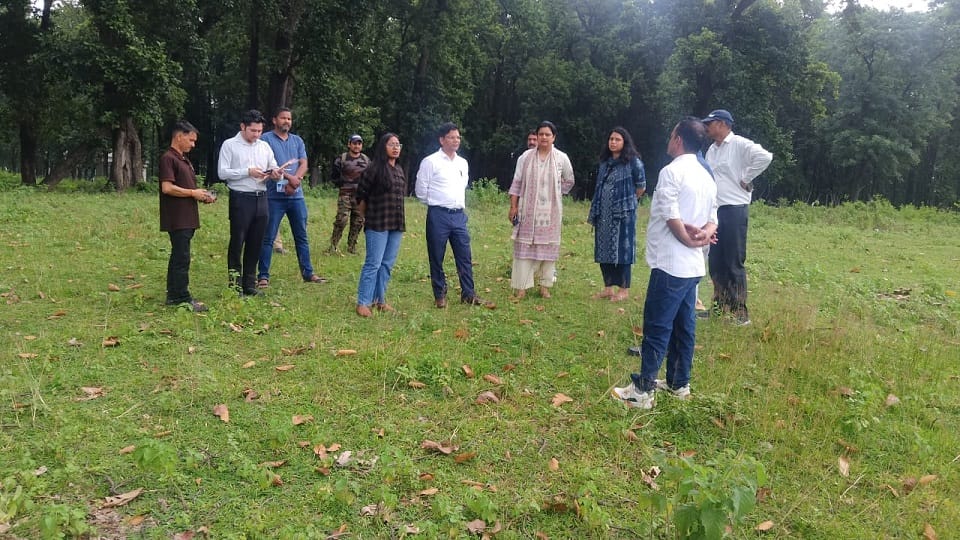 टनकपुर पूर्णागिरि तहसील के गुदमी में आरक्षित वन भूमि में सिडकुल के लिए चिह्नित भूमि का जायजा लेते एस