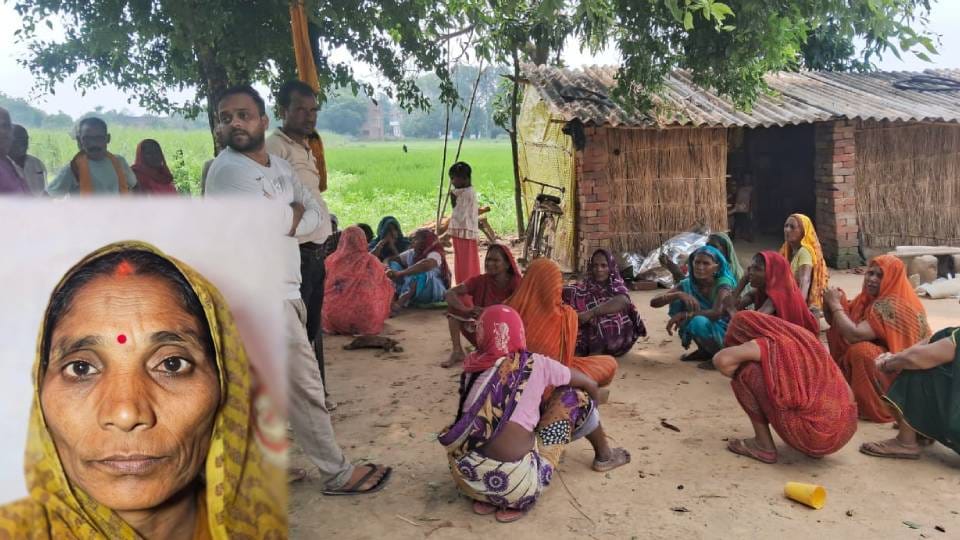 दुर्गावती देवी की फाइल फोटो, घर पर मौजूद लोगों की भीड़।