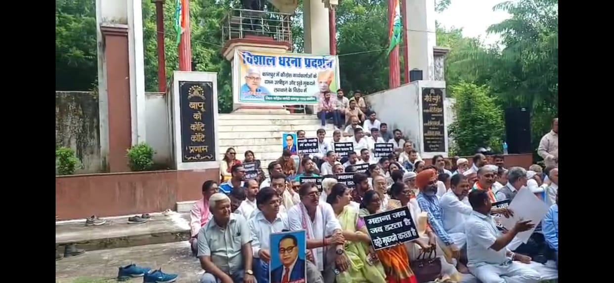 Protest Against Assembly Speaker Satish Mahana in Kanpur