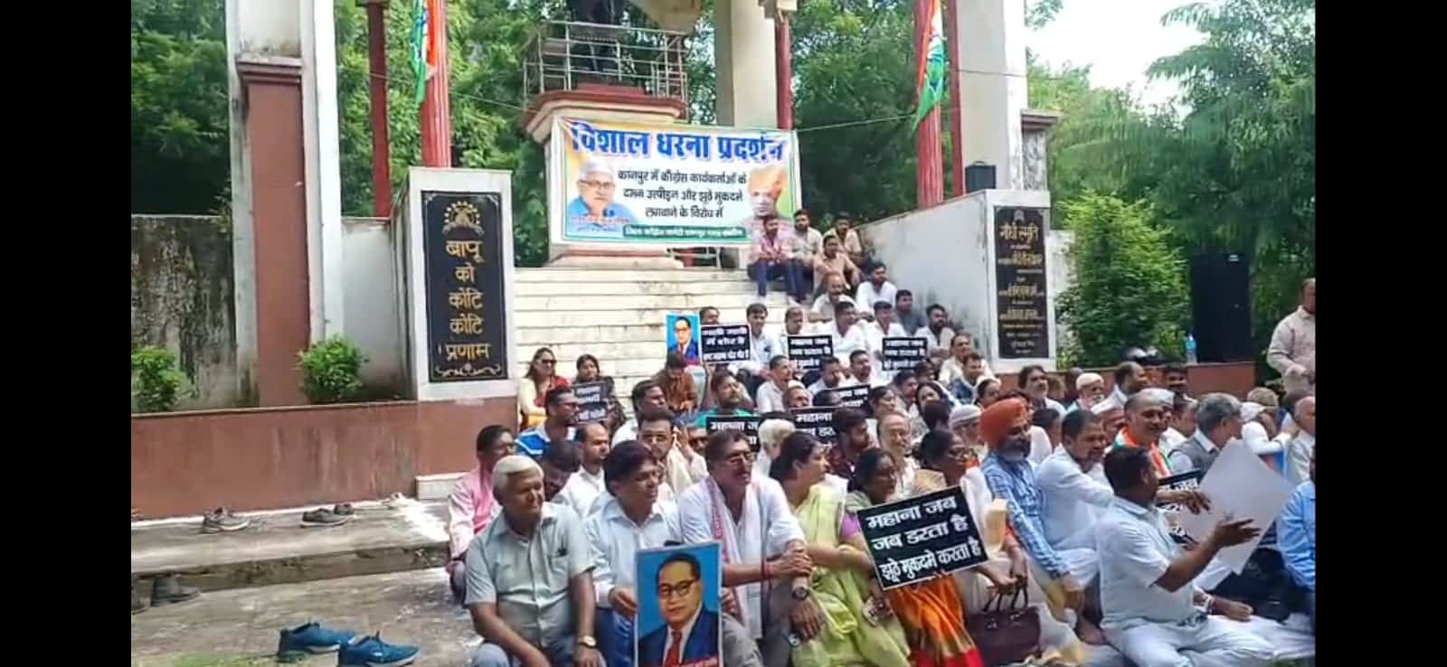 विधानसभा अध्यक्ष सतीश महाना के खिलाफ प्रदर्शन