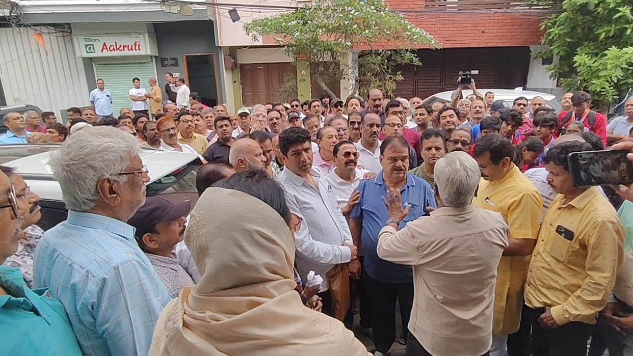 Indore News: Residents protest the demolition of the Mhow Naka swimming pool; visit MLA Malini Gaud's residenc
