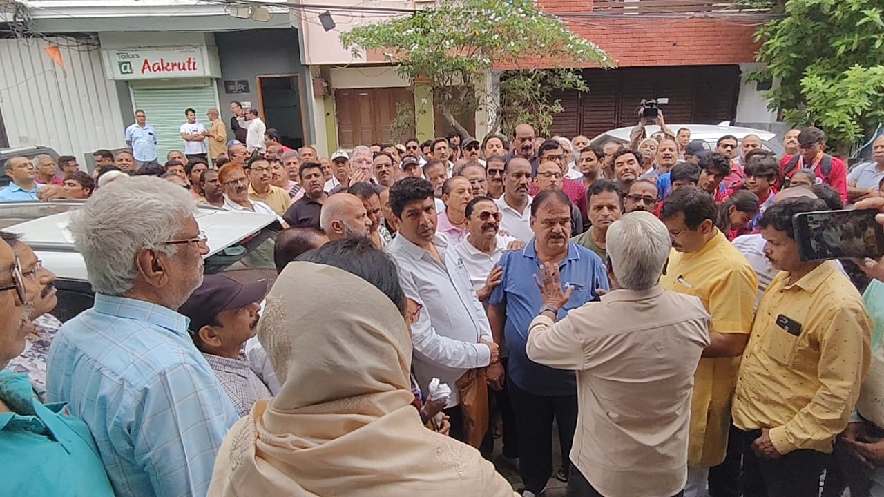 विधायक के घर प्रदर्शन
