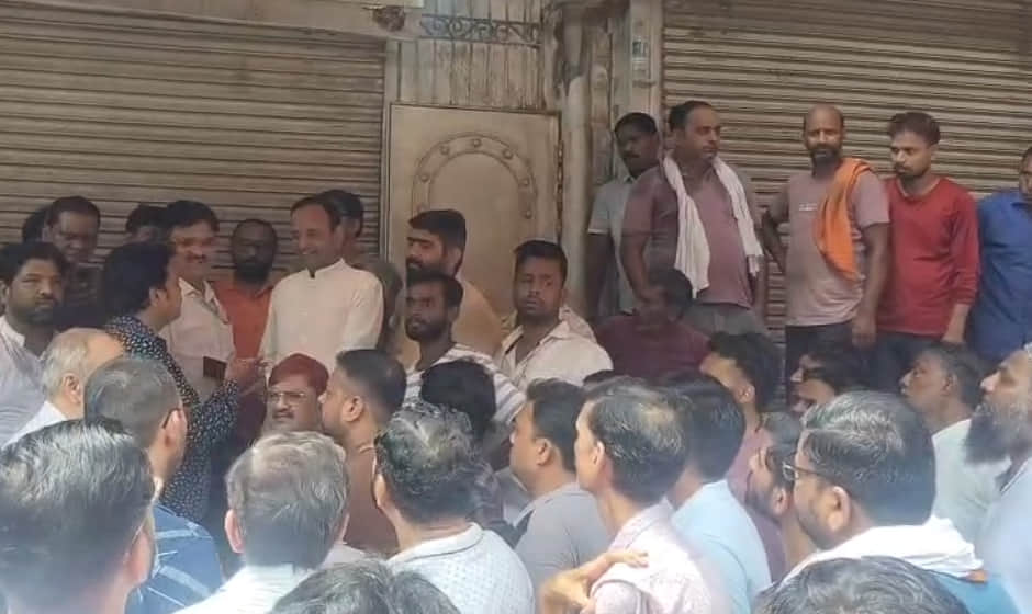 व्यापारियों ने बाजार बंद कर किया प्रदर्शन