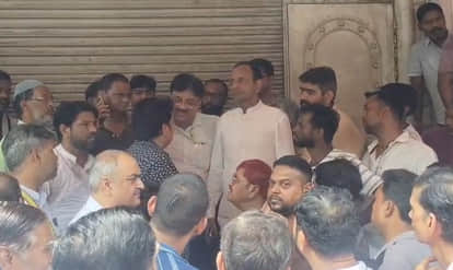 Kanpur: Opposition to Food Department sampling; angry traders shut down the market and staged a protest