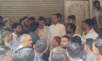 Kanpur: Opposition to Food Department sampling; angry traders shut down the market and staged a protest