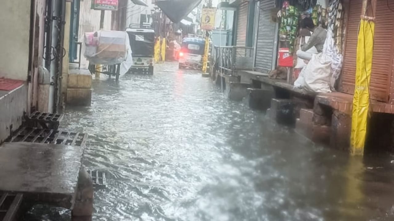 सड़क पर जलभराव