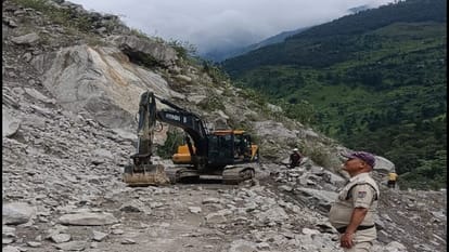 आदि कैलाश यात्रा मार्ग पर मलघाट में मलबा और बोल्डर हटाती बीआरओ की जेसीबी।
