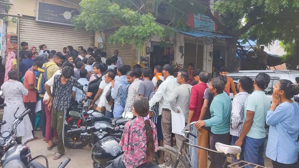 Queue at Sadabad main post office for Aaadhar correction