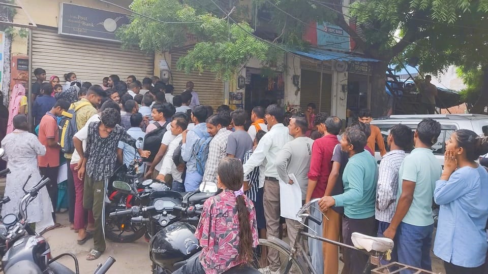 Queue at Sadabad main post office for Aaadhar correction