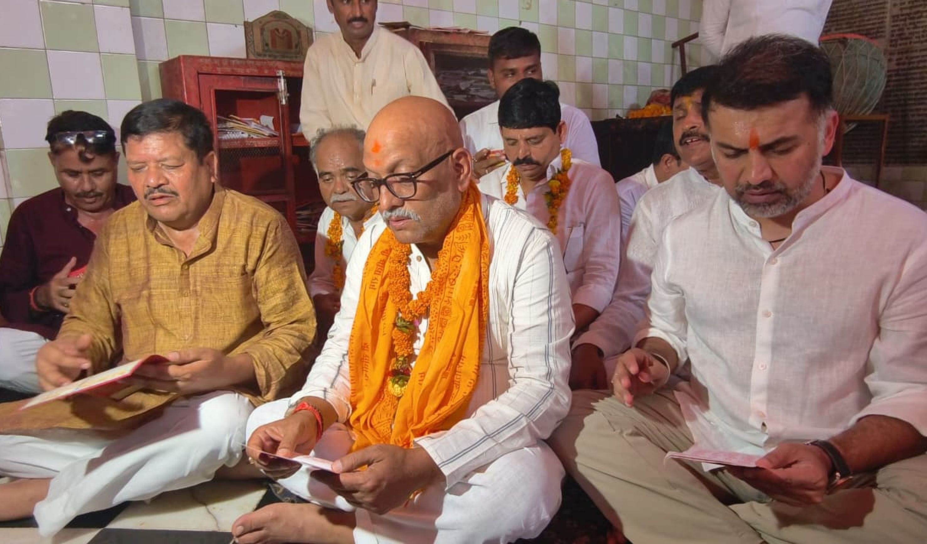 हनुमान चालीसा का पाठ करते कांग्रेस प्रदेश अध्यक्ष अजय राय व कांग्रेस कार्यकर्ता।
