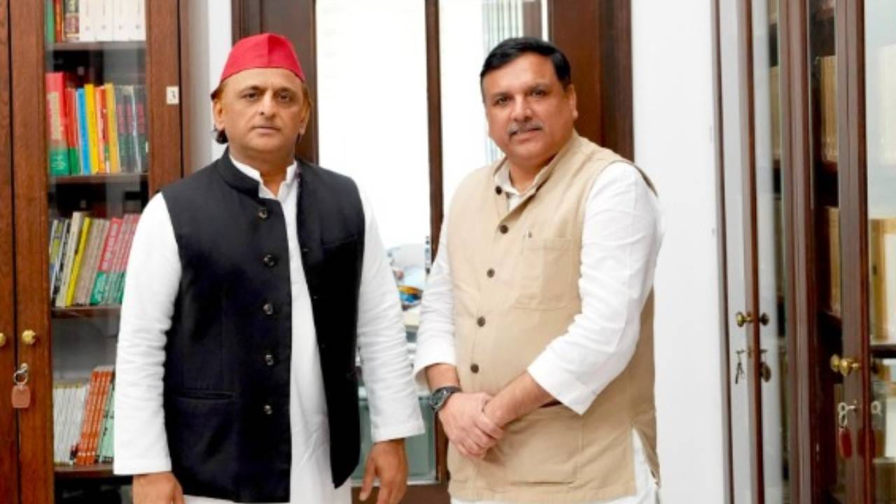 सपा अध्यक्ष अखिलेश यादव आप सांसद संजय सिंह।