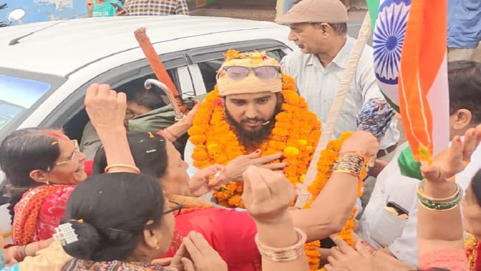 अल्मोड़ा के एनटीडी में मनोज का स्वागत करते स्थानीय लोग।