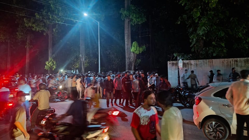 एएमयू कैंपस में कार में मिली शराब-गांजा