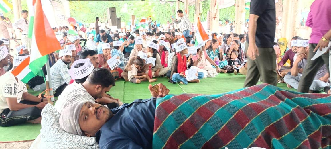 तीन दिन से अन्न और पानी त्यागकर बैठे अभ्यर्थी नरेंद्र राजपूत के