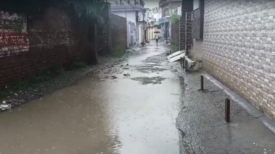 बारिश के बाद सड़क पर जलभराव