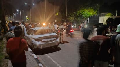 एएमयू कैंपस में कार घुसने के बाद मौके पर पहुंची पुलिस