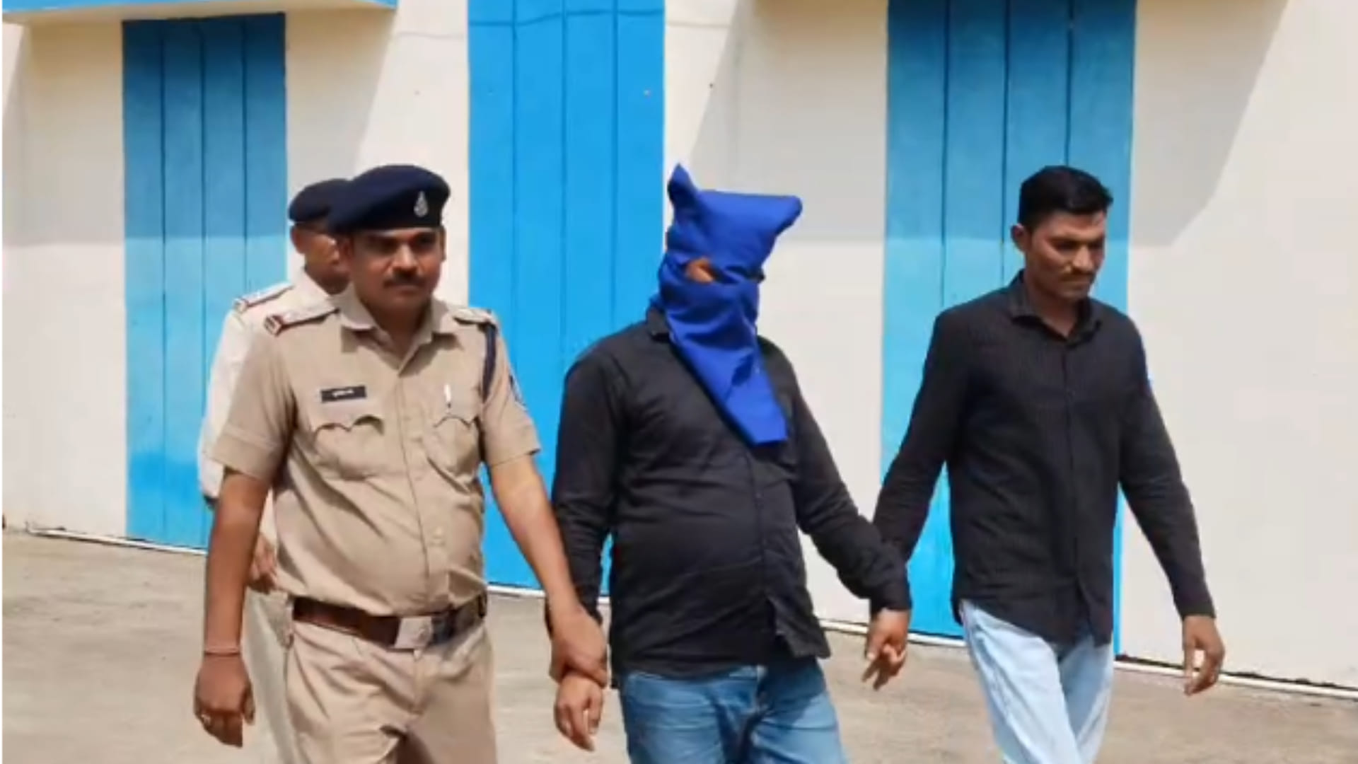 फर्जी तबादला आदेश बनाने वाले आऱोपी को पुलिस ने गिरफ्तार कर लिया है.