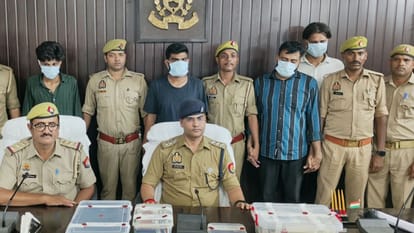 गिरफ्तार आरोपियों की जानकारी देती पुलिस।