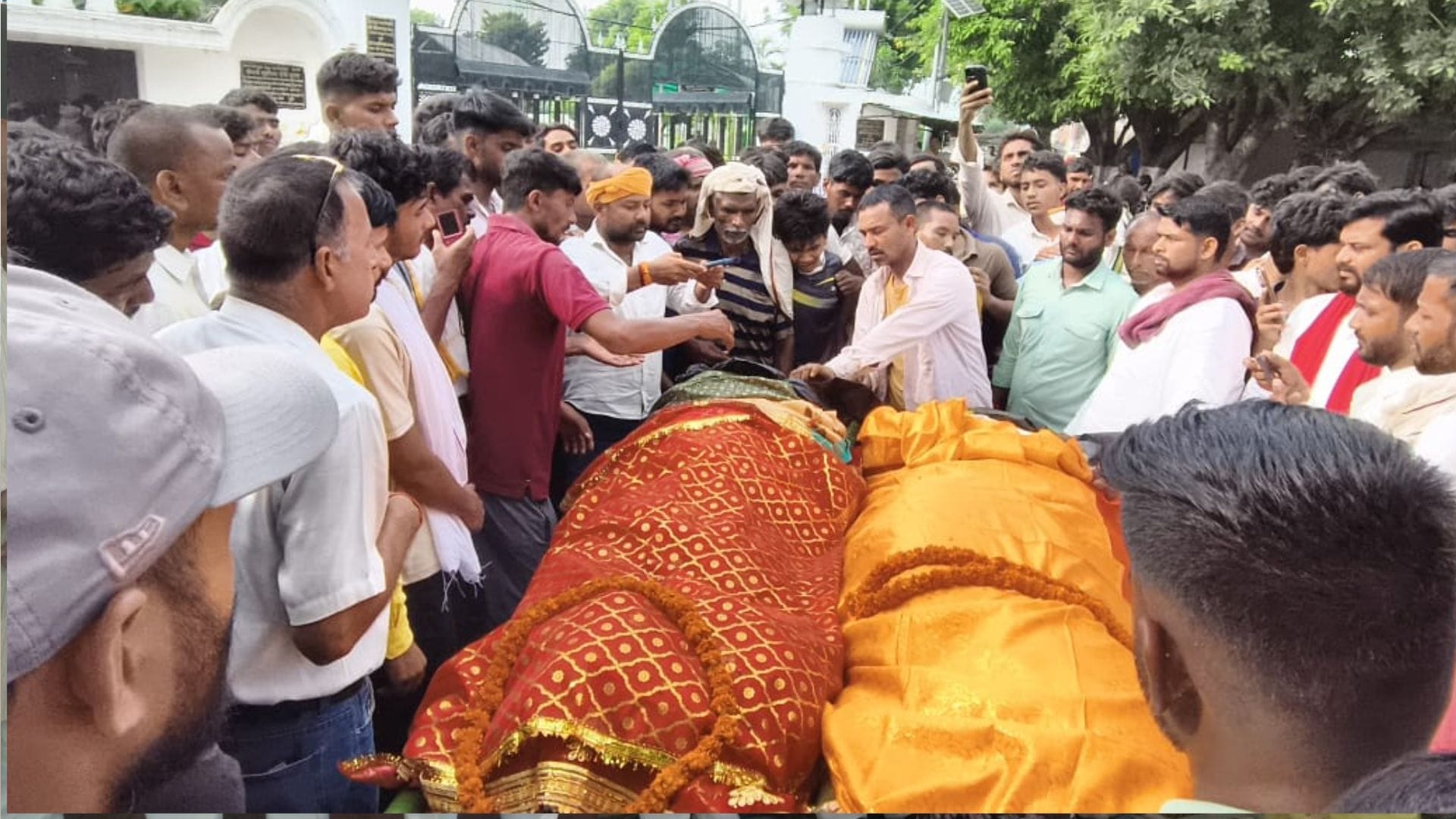 मां बेटे की अंतिम यात्रा