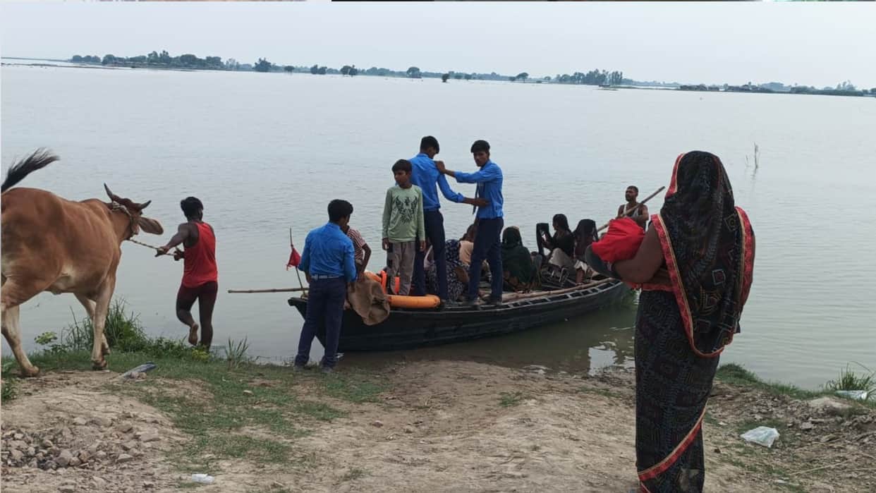 The water level of Saryu River in Gorakhpur is continuously rising. 7 villages have been surrounded by water