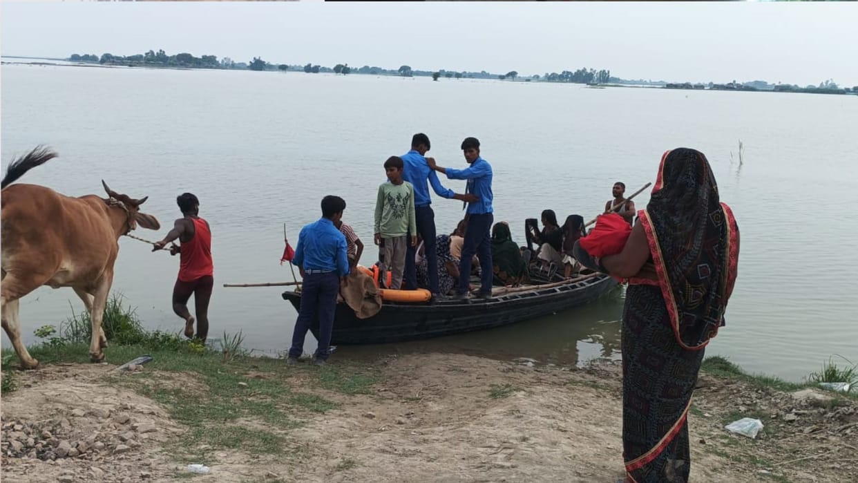 The water level of Saryu River in Gorakhpur is continuously rising. 7 villages have been surrounded by water