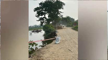 The water level of Saryu River in Gorakhpur is continuously rising. 7 villages have been surrounded by water